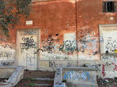 ...tra firme incise nella pietra, vari disegni...